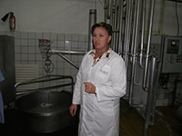 Светлана Николаевна демонстрирует гостям  знаменитый чан для молока